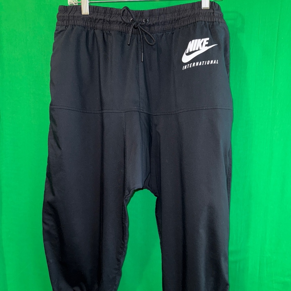 Nike International Loose Twill Capri Pants